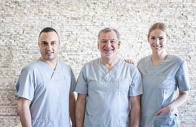 Patientin wartet auf unser Zahnärzte-Team bei dentavida in Augsburg